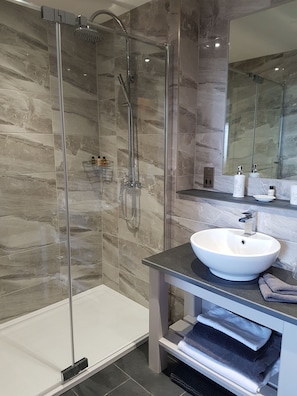 Exclusive House, 4 Bedrooms, Non Smoking, Sea View | Egyptian cotton sheets, premium bedding, desk, bed sheets - Herdwicks (Millom)