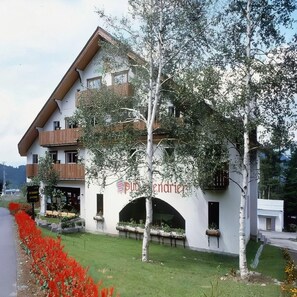 A multi-story building with a white facade, a wooden balcony, and a sign that reads 'put endrer'. - Hotel North Shiga (Yamanouchi)