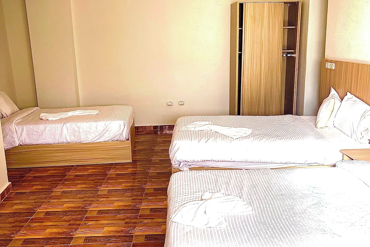 Quarto quádruplo luxo, várias camas, para não fumantes, vista para o jardim | 1 quarto, frigobar, cofres nos quartos, individualmente decorados