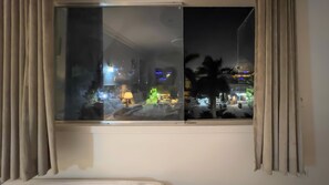 Triple Room Pyramids View | Frigobar, cofres nos quartos, individualmente decorados