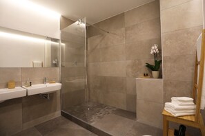 Deluxe Room | Bathroom | Shower, rainfall showerhead, free toiletries, hair dryer - Re Ruggero Rooms (Reggio Calabria)