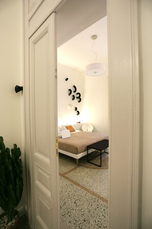 高級寝具、セーフティボックス (室内)、客室ごとに異なる装飾、デスク