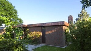 A modern brick building with a flat roof and a chimney. - Holiday house in Taddigshörn 303 - holiday houses beach castles (Esens)
