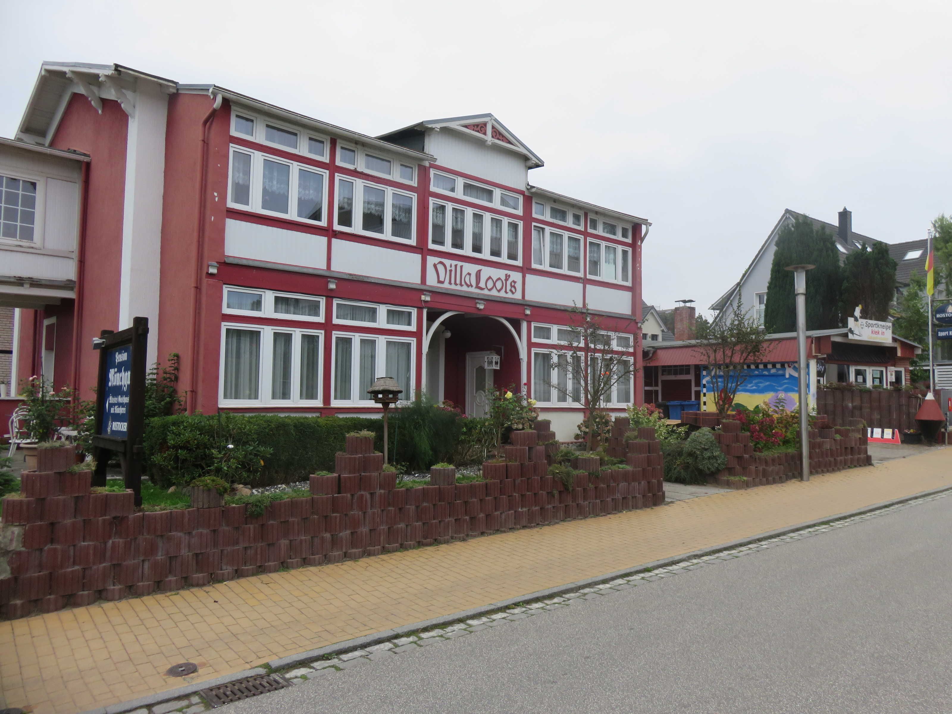 Un bâtiment rouge et blanc portant l’inscription « Villa Loots ».