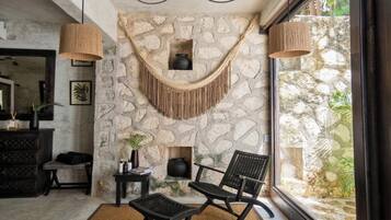 Chambre Double Supérieure, 1 trÚs grand lit, patio | Coin séjour