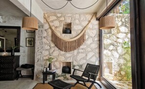 Habitación doble superior, 1 cama King size, patio | Área de sala de estar