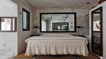 Superior tweepersoonskamer, 1 kingsize bed, patio | Een minibar, een kluis op de kamer, gratis wifi