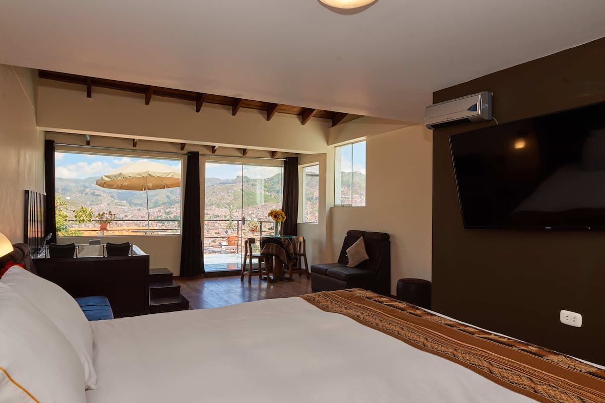 Suite de lujo, Terraza, vista a la ciudad | 1 habitación, caja de seguridad en la habitación y muebles diferentes
