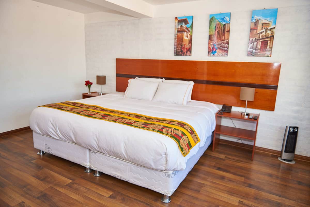 Habitación doble superior, vista a la ciudad | 1 habitación, caja de seguridad en la habitación y muebles diferentes