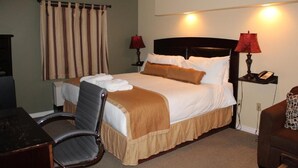 In-room safe, desk, laptop workspace, blackout drapes - Northern Greens Resort (Nipawin)