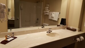 Combined shower/bathtub, rainfall showerhead, free toiletries - Northern Greens Resort (Nipawin)