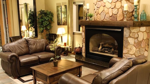Lobby sitting area - Northern Greens Resort (Nipawin)