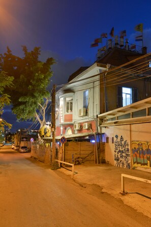 Fachada da propriedade à noite