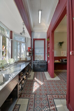 Dining - Roger's House Tel Aviv - Hostel (Tel Aviv)