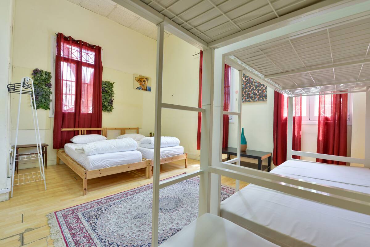 Group Room for 6 People | Wi-Fi de cortesia, roupa de cama