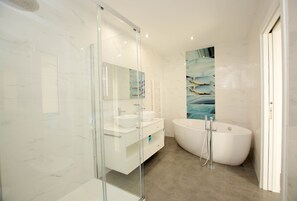 Badewanne, Haartrockner, Bidet, Handtücher