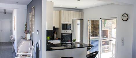 Frigorífico, microondas, horno y placa de cocina