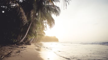 Na praia, prática de mergulho livre no local