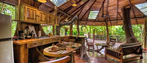 Trehytte – exclusive, 2 soverom, spabadekar, hageutsikt | Eget kjøkken | Kjøleskap, kokeplater, kaffetrakter/tekoker og kjøkkenutstyr