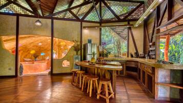 Suite Mewah, 3 kamar tidur, hot tub, pemandangan kebun | Dapur pribadi | Lemari es, kompor, dan mesin pembuat kopi/teh