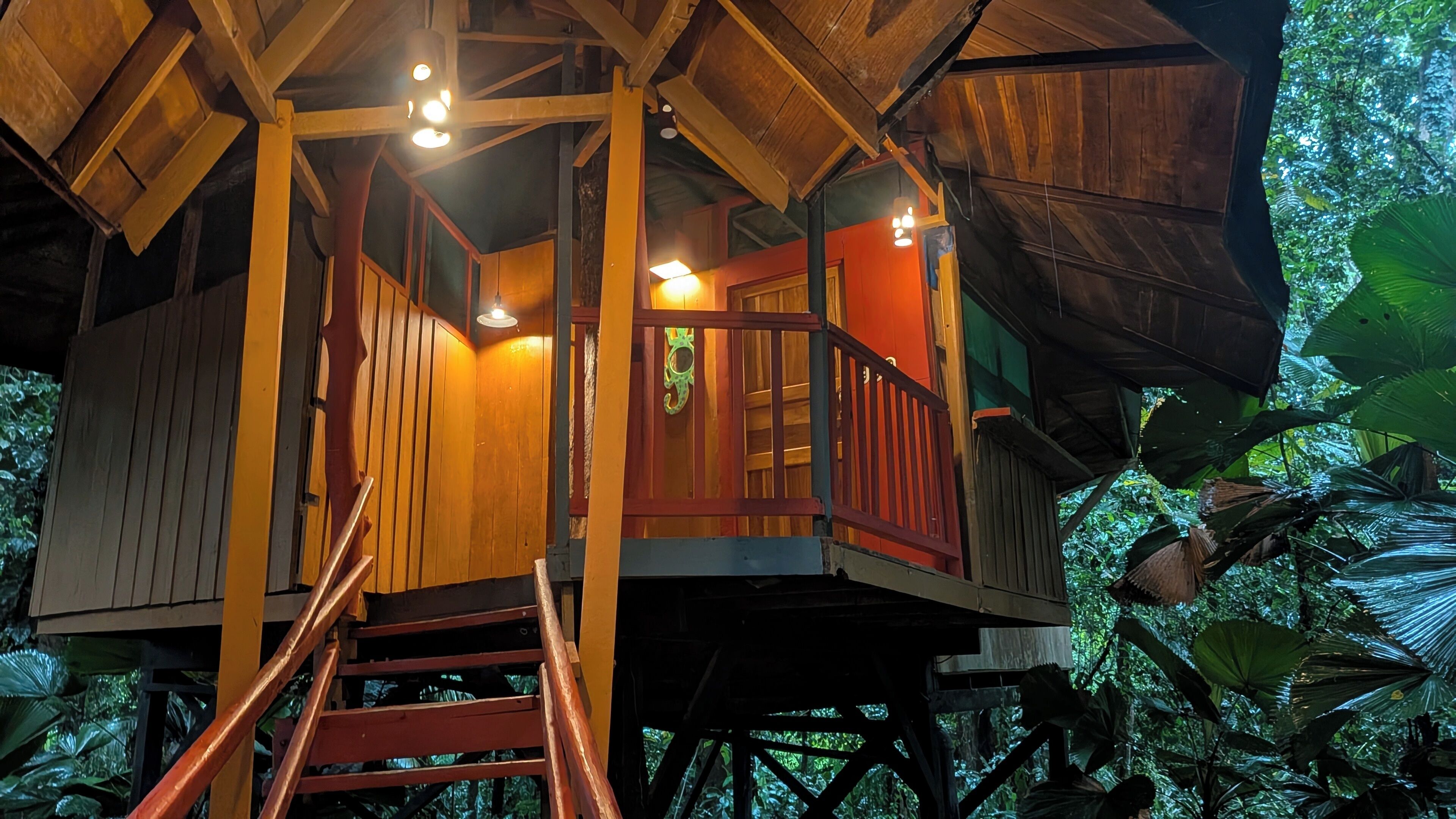 Casa exclusiva en un árbol, 2 habitaciones, bañera de hidromasaje, vistas al jardín | Ropa de cama de alta calidad, caja fuerte, decoración individual