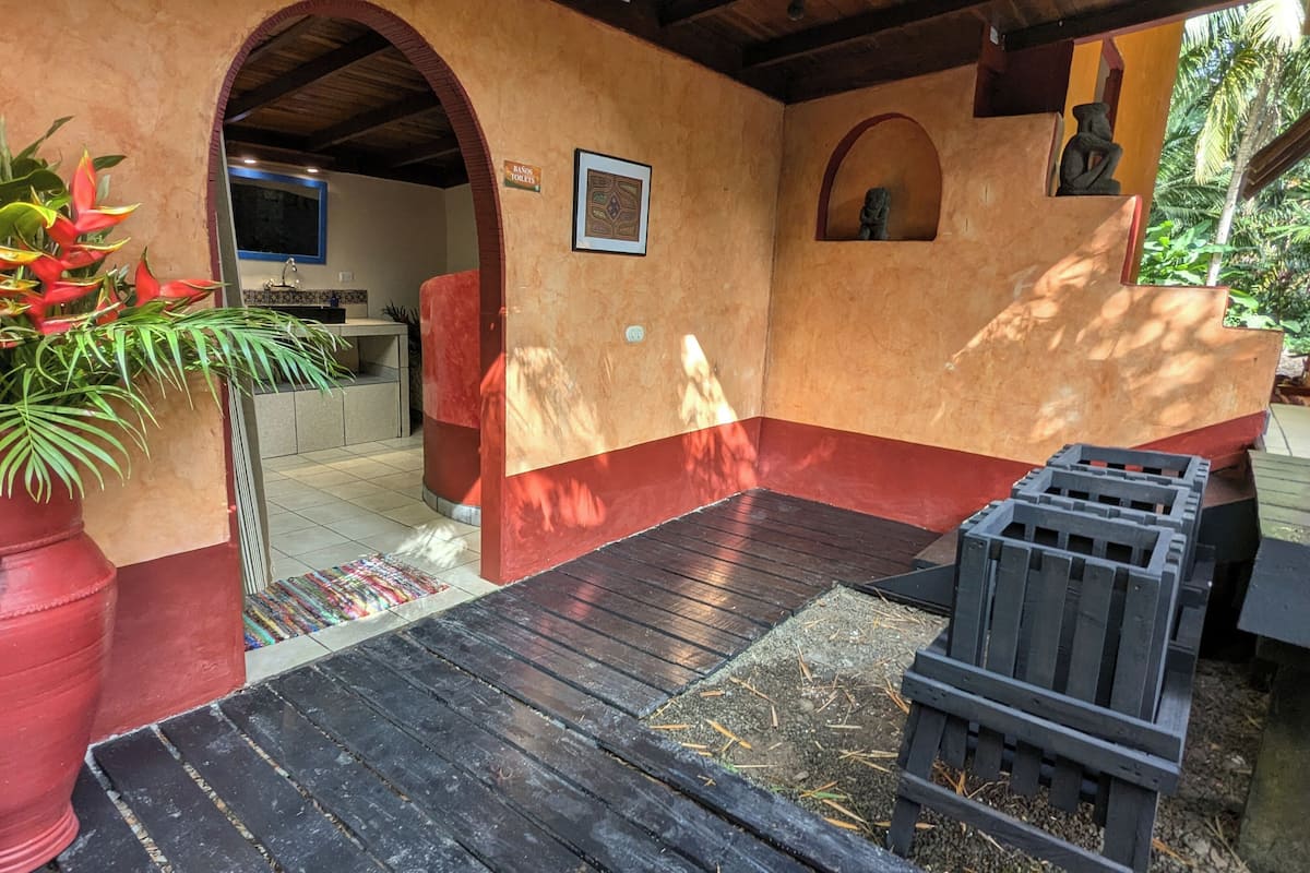 Junior bungalow, 2 slaapkamers, hot tub, uitzicht op tuin | Luxe beddengoed, een kluis op de kamer, individueel gedecoreerd