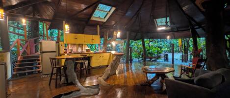 Exclusive Tree House, 2 Bedrooms, Hot Tub, Garden View | Bathroom