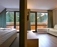 Cortinas blackout, cunas gratuitas, wifi gratis y ropa de cama