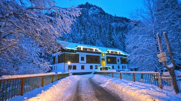 Fachada de la propiedad por la tarde o noche