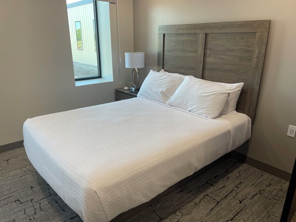 Single Room, 1 Queen Bed, Accessible | Iron/ironing board, free WiFi, bed sheets