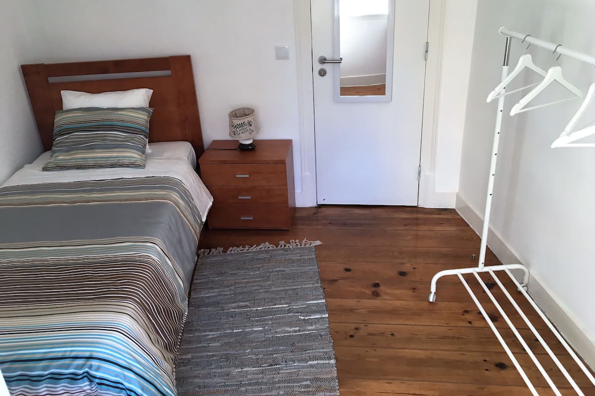 싱글룸, 공용 욕실 | 고급 침구, 메모리폼 침대, 책상, 암막 커튼