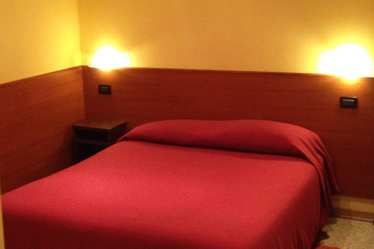 غرفة مزدوجة | ملاءات إيطالية من طراز فريتي وملاءات للفراش لا تسبب الحساسية