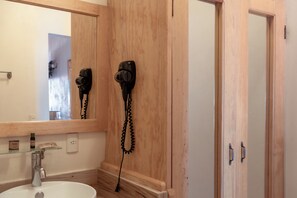Standard Room, 1 King Bed | Bathroom | Shower, rainfall showerhead, free toiletries, towels - Hotel La Casona (Jilotepec)