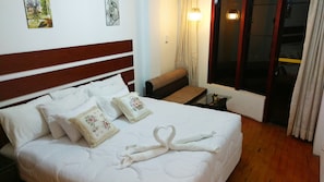 Deluxe tweepersoonskamer, 1 kingsize bed, balkon, tuin | Een bureau, extra bedden, gratis wifi, beddengoed