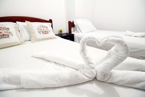 Economy-Dreibettzimmer, 1 Schlafzimmer, Nichtraucher, Gemeinschaftsbad | Schreibtisch, Zustellbetten, kostenloses WLAN, Bettwäsche