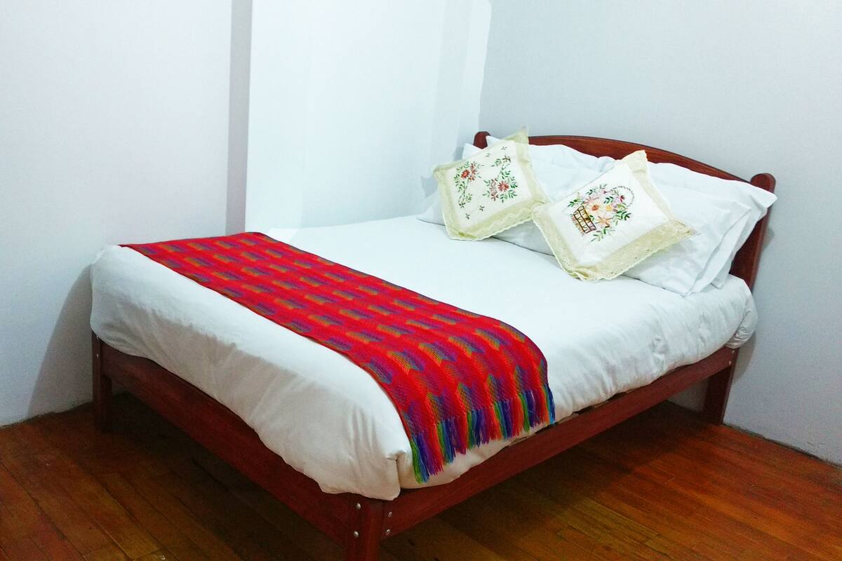 Chambre Double Économique, 1 lit double, salle de bains commune