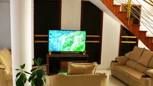 Lobby sitting area - Los Girasoles (Cusco)
