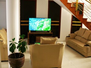 Lobby sitting area - Los Girasoles (Cusco)