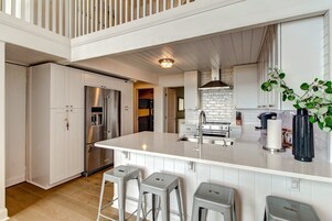 House, 3 Bedrooms | Private kitchen | Full-size fridge, microwave, oven, stovetop