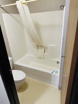 Traditional Room, 1 Queen Bed | Bathroom | Combined shower/tub, free toiletries, hair dryer, towels