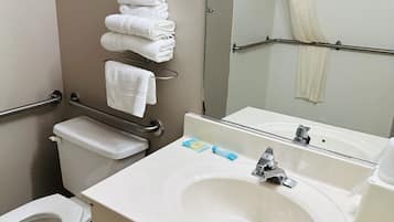 Habitación tradicional, 1 cama de matrimonio, accesible para personas con discapacidad | Baño | Ducha y bañera combinadas y artículos de higiene personal gratuitos