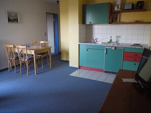 Køleskab, mikrobølgeovn, kaffe-/temaskine, elkedel