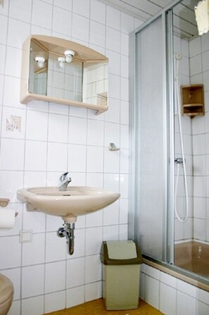 Shower, towels - 1 room (45054)west - Apartment 45053 (n) (Göhren)