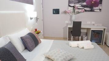 Camera Classic con letto matrimoniale o 2 letti singoli | 1 camera, minibar, una cassaforte in camera, una scrivania