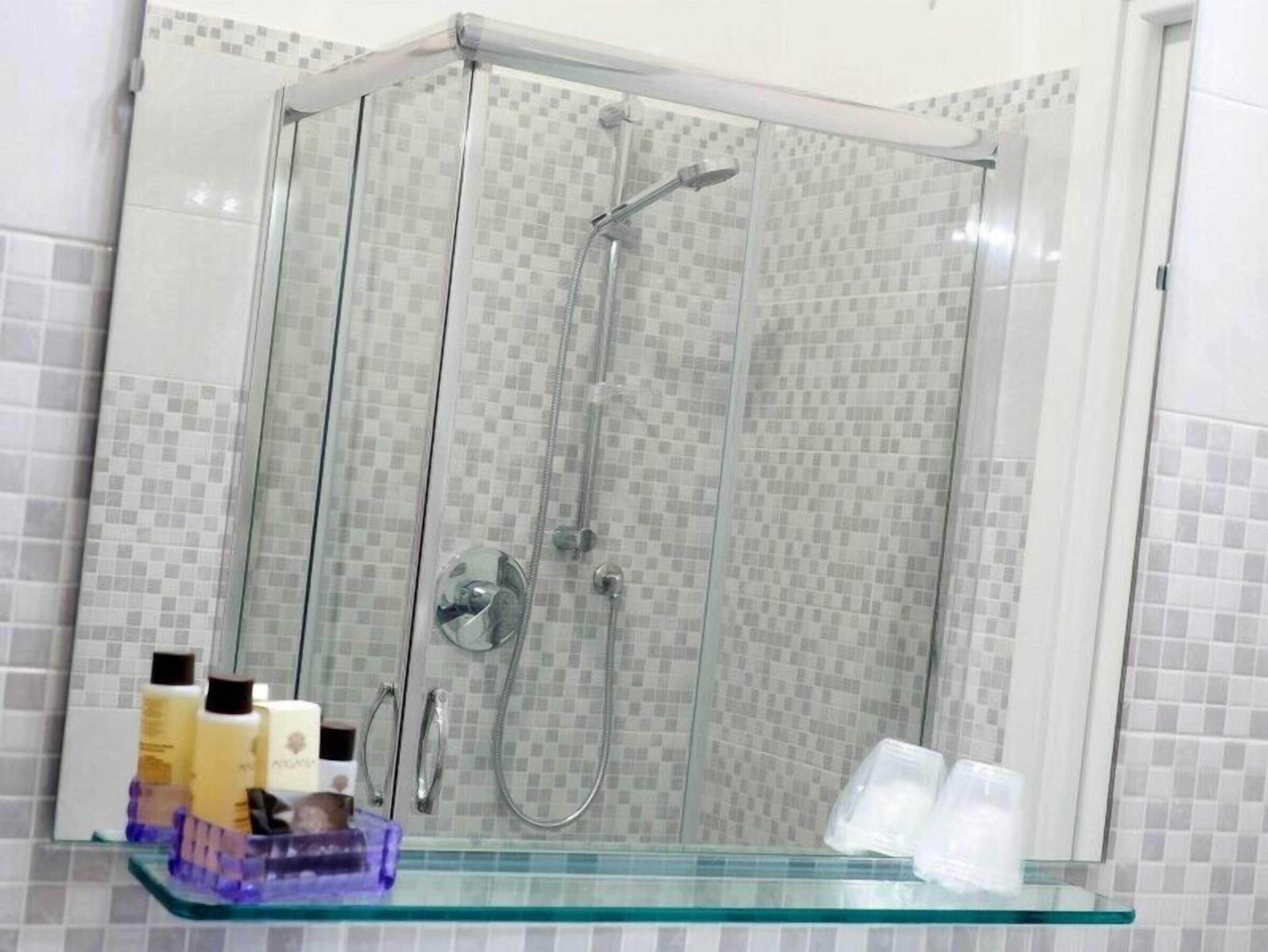 Doccia, set di cortesia gratuito, asciugacapelli, bidet