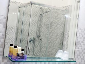 Shower, free toiletries, hair dryer, bidet - Pepè Accommodation (Parghelia)
