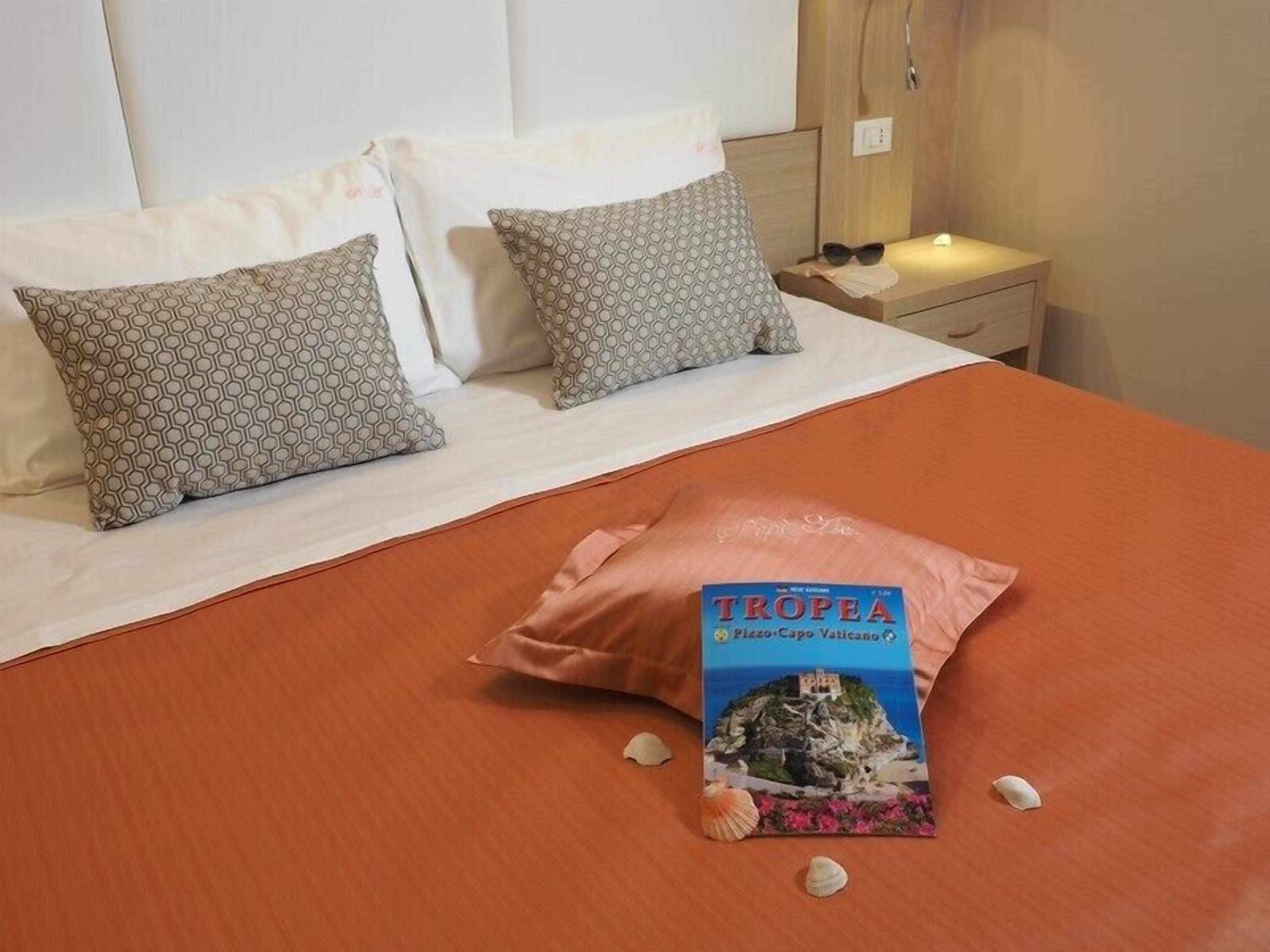 1 kamar tidur, minibar, brankas, dan meja kerja