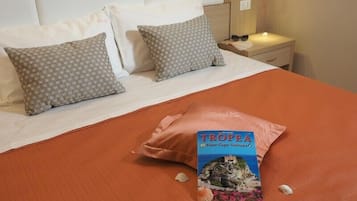 1 kamar tidur, minibar, brankas, dan meja kerja