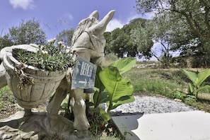 Een stenen sculptuur met een bord waarop 