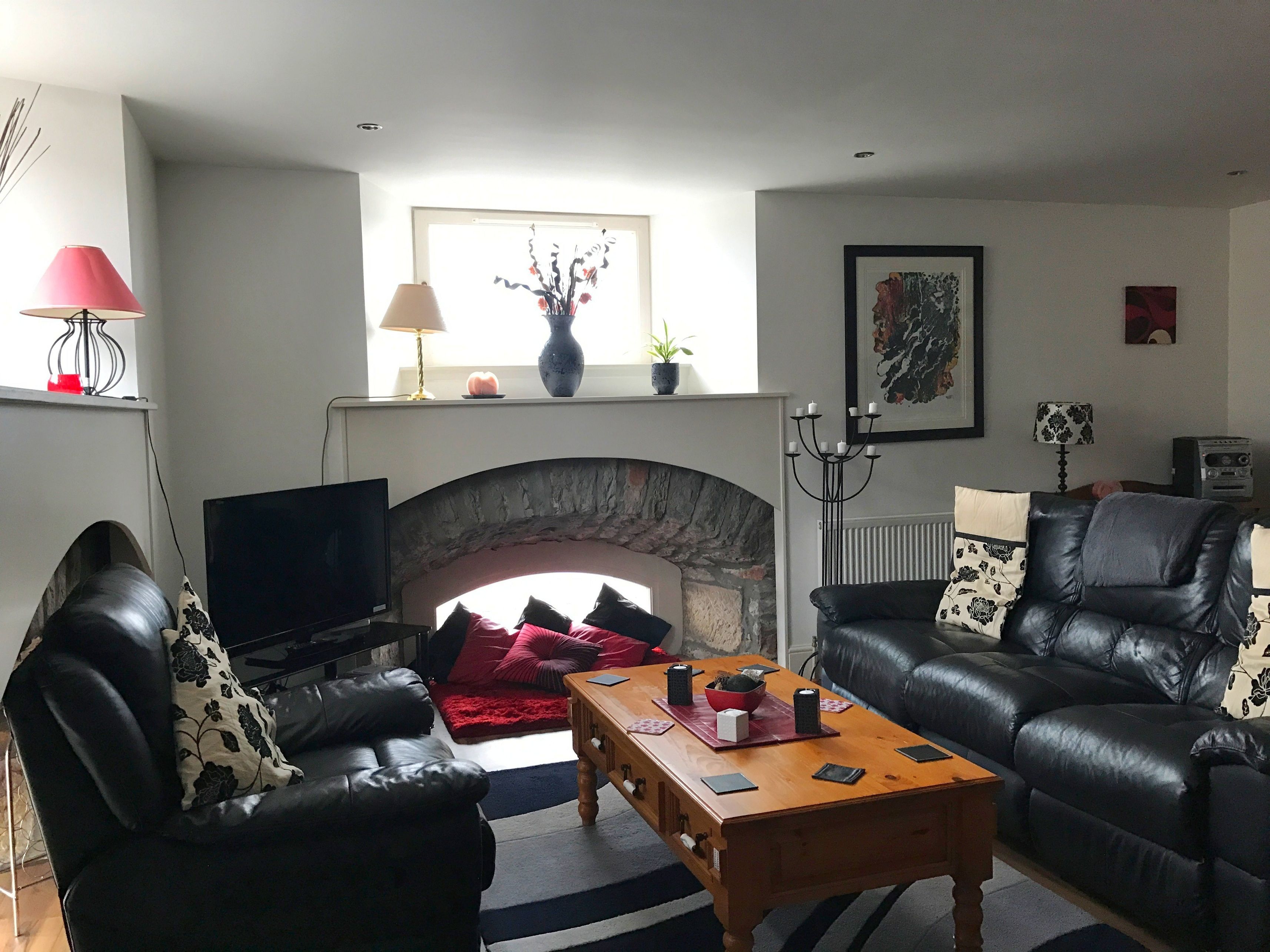 아파트, 침실 2개, 시내 전망 | 거실 공간 | 평면 TV, DVD 플레이어